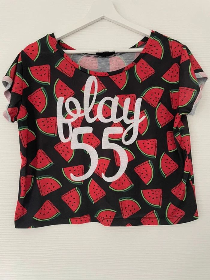 Haut t-shirt crop top noir et rouge à motifs imprimés pastèque écriture à manches courtes col rond