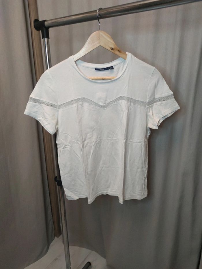 Tee shirt blanc et dentelle