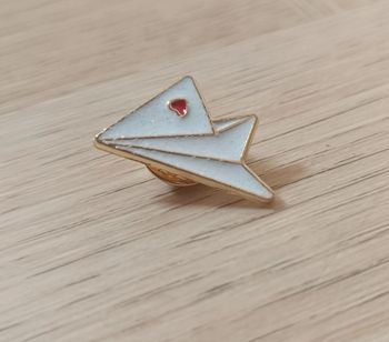 Pin's avion en papier neuf