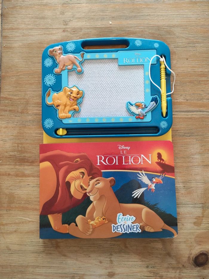 Livre cartonné et tableau magnétique le Roi Lion de Disney
