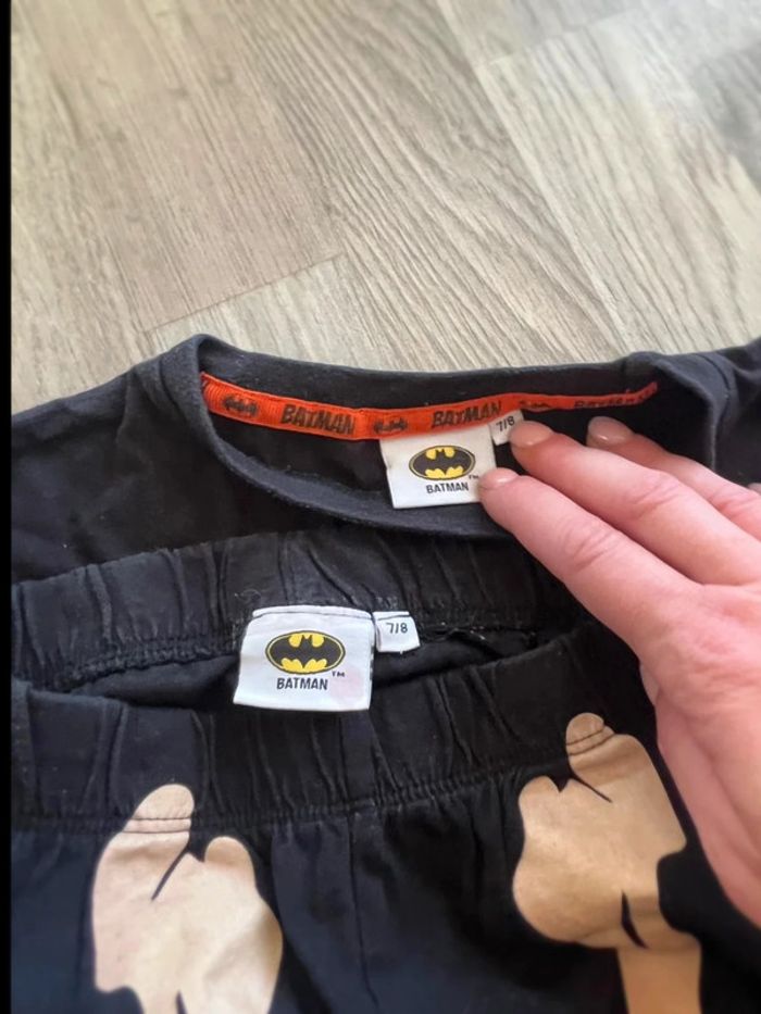Très beau pyjama fluorescent dans le noir disney Batman taille 7 / 8 ans - photo numéro 3
