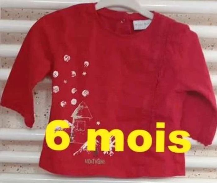 Tee shirt manche longue rouge paysage hivernal Kiabi Taille 6 mois