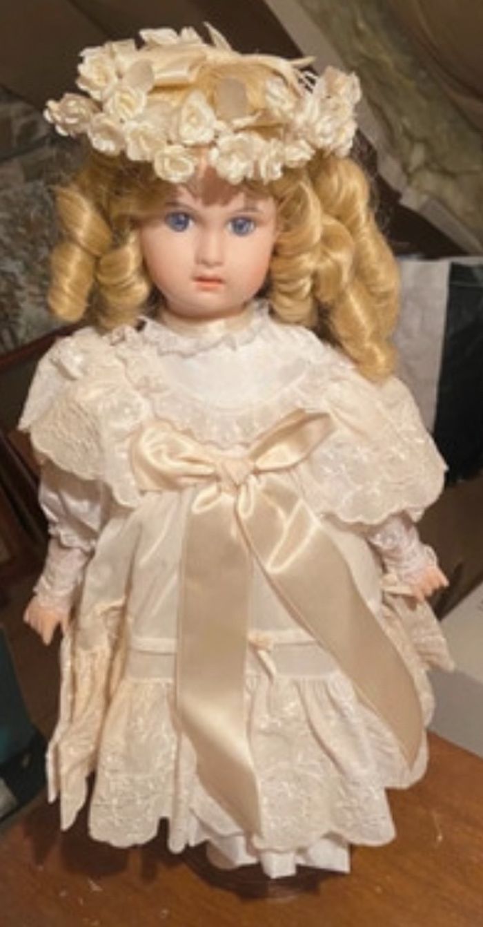 Poupée de collection en porcelaine Clémence de Mundia - photo numéro 6