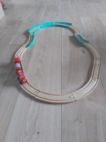 Circuit avec locomotive en bois