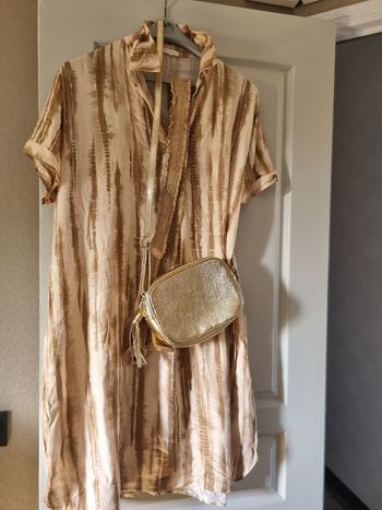 Robe ou tunique dorée