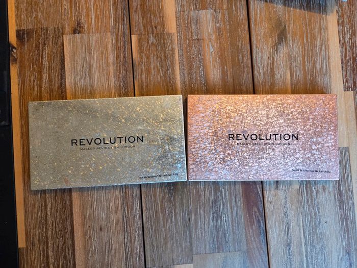 Lot de 2 palettes maquillage ombres a paupieres revolution