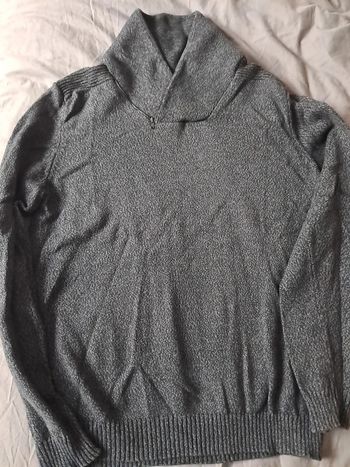 Pull noir avec col fermeture