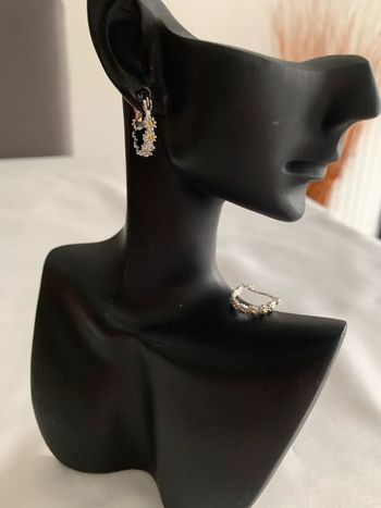 Boucles d’oreilles créoles marguerites blanches et argentées 14 mm