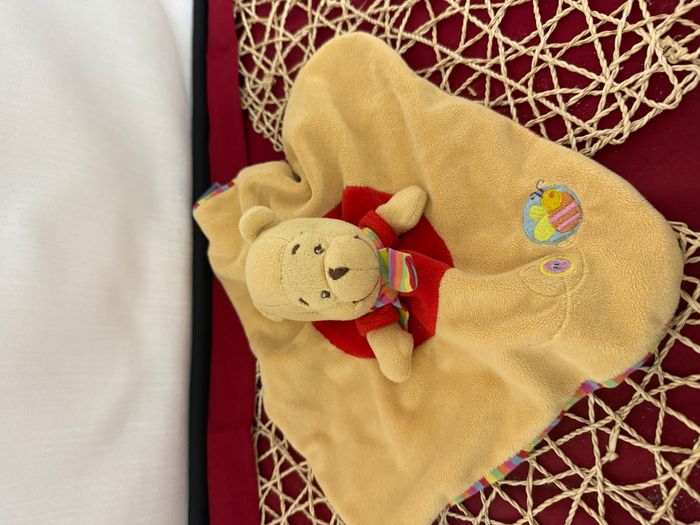DOUDOU PLAT DISNEY NICOTOY WINNIE JAUNE ROUGE ECHARPE RAYE ABEILLE - photo numéro 3