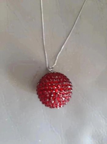 Sautoir avec boule en strass rouge
