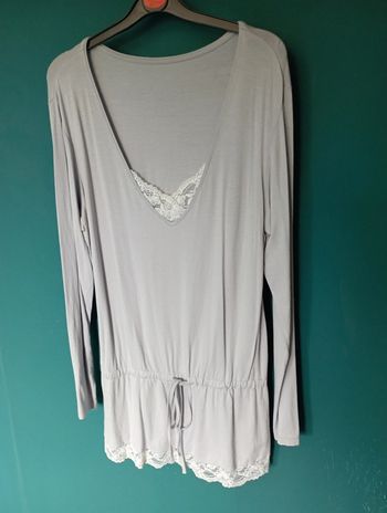 Tunique gris clair et dentelle blanche