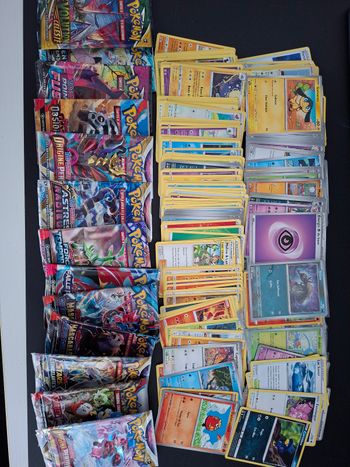 Lot de cartes Pokemon, boosters vides et Pokebox