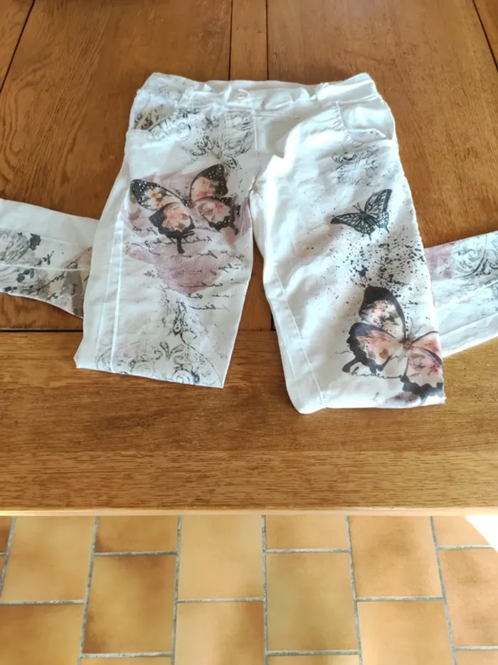 Jeans decor papillon