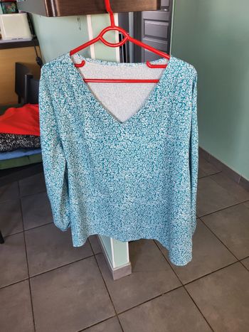 Blouse bleue à fleurs
