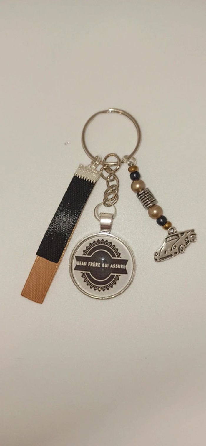 Cadeau beau frère, porte clé message " beau frère qui assure "