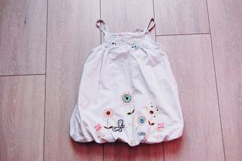 Robe blanche à rayure et motif brodés. 2 ans fille. Marque Orchestra