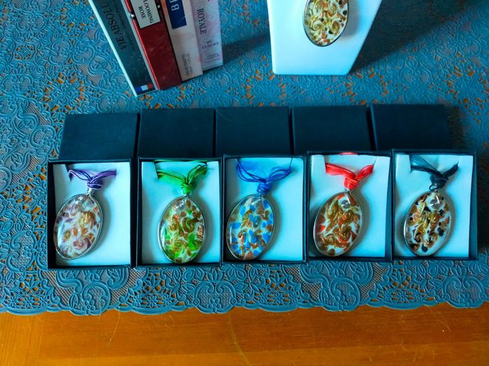 Lot pendentif,boucle d'oreille et parfum - photo numéro 3