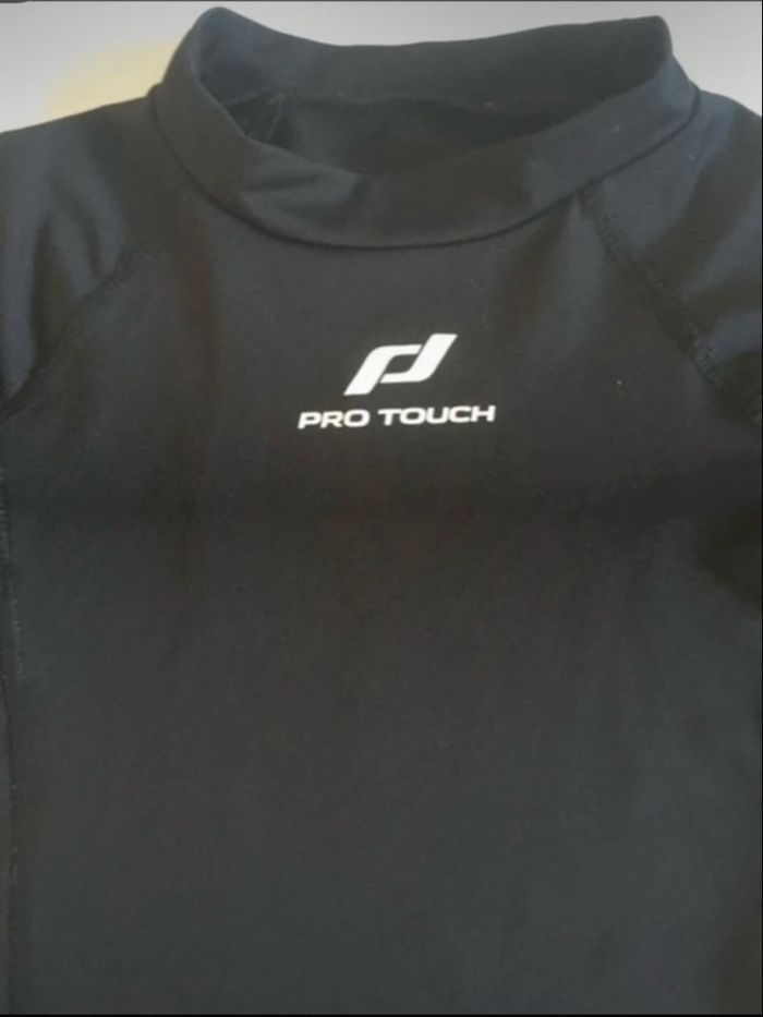 Sous pull thermique de sport garçon très bon état taille 7 ans couleur noir - photo numéro 2