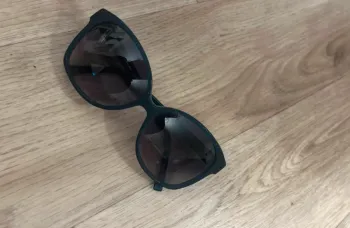 Lunettes de soleil Lacoste modèle L614S couleur 424 BLEU marine