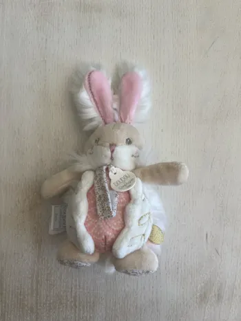 Lapin pain de sucre attaché tetine