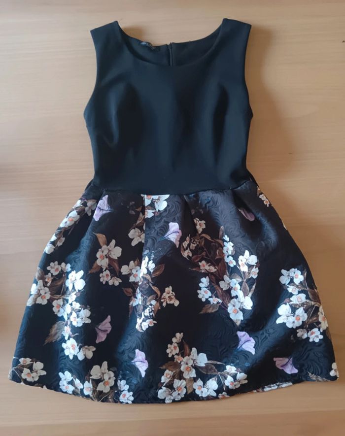 Robe noir à fleurs
