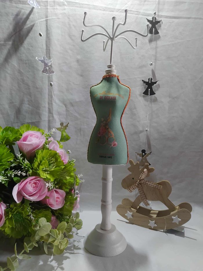 Présentoir buste de couture à bijoux en bois - photo numéro 8