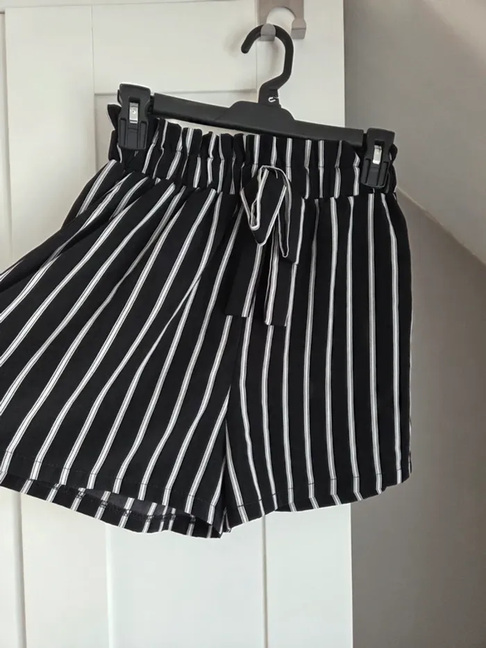 Short fluide à rayures noires et blanches - photo numéro 2