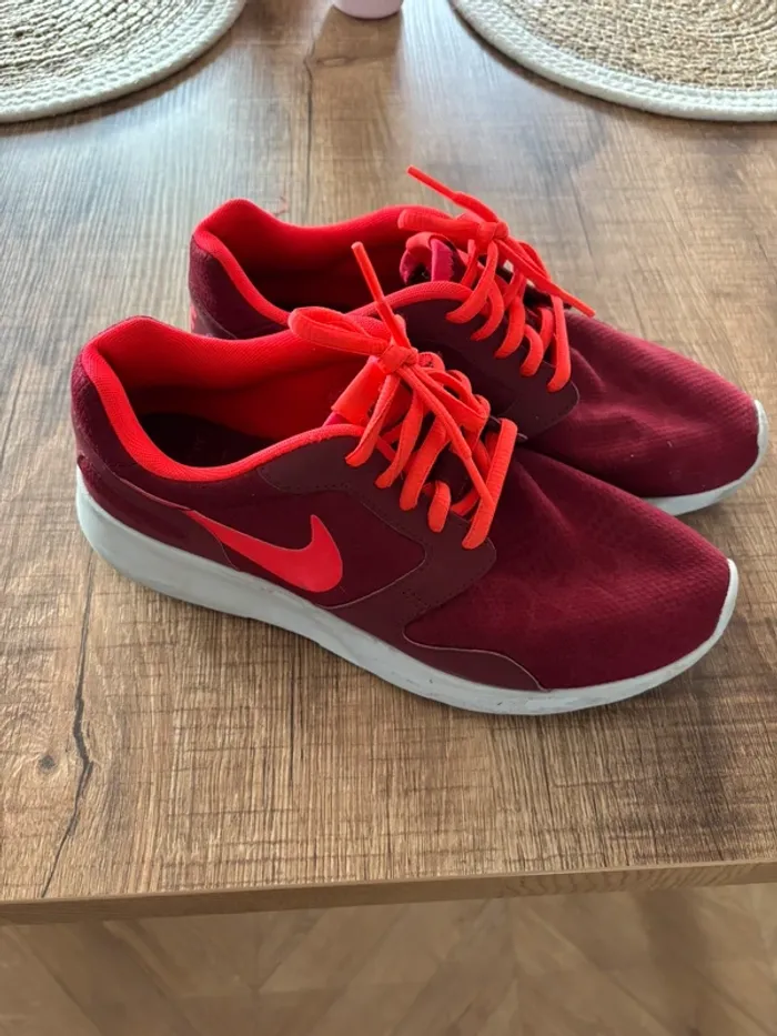 Basket Nike rouge effet léopard