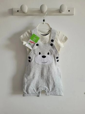 ensemble salopette et t-shirt 2-4 mois