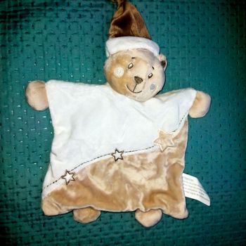 Doudou ours plat beige écru, bonnet marron, étoiles Kimbaloo