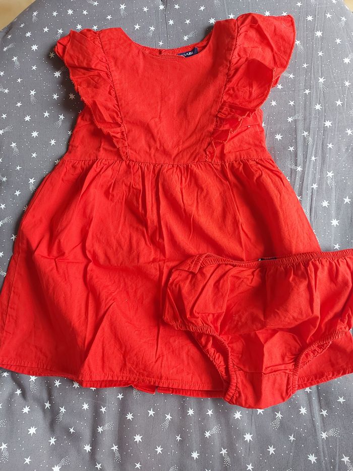Robe rouge et cache couche assorti