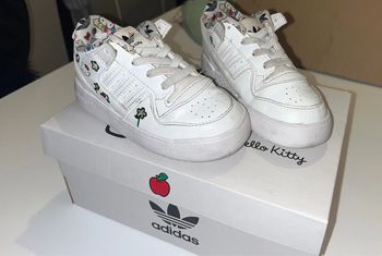 Chaussure basket adidas / hello kitty