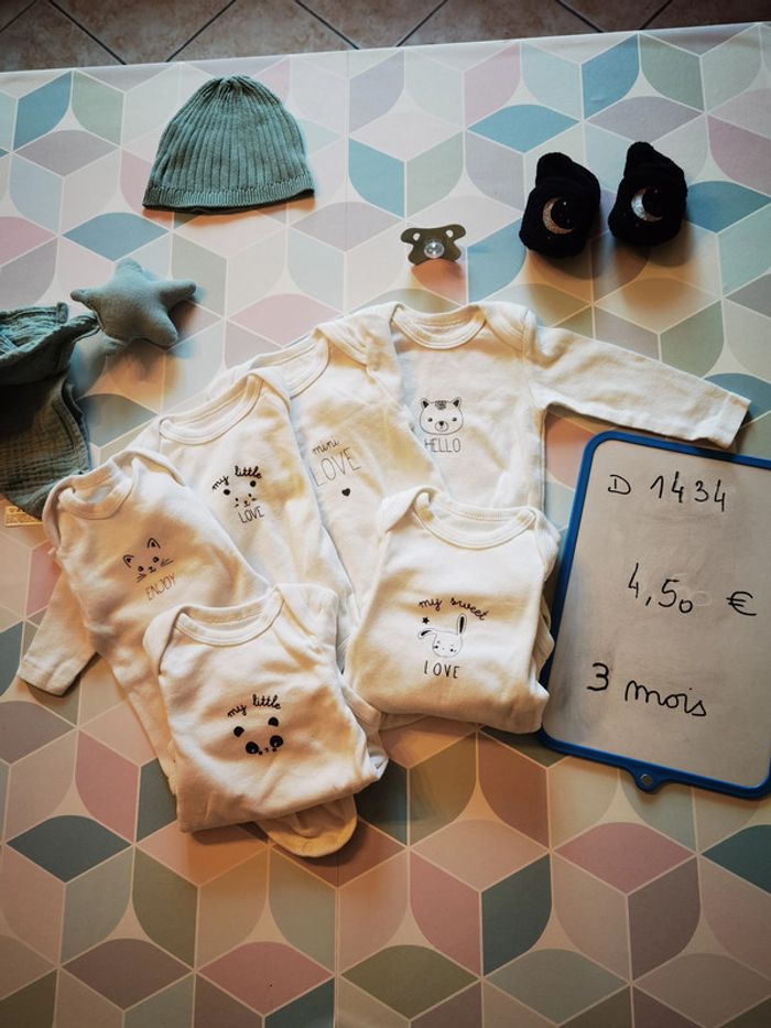D1434 - lot 6 bodies garçon 3 mois