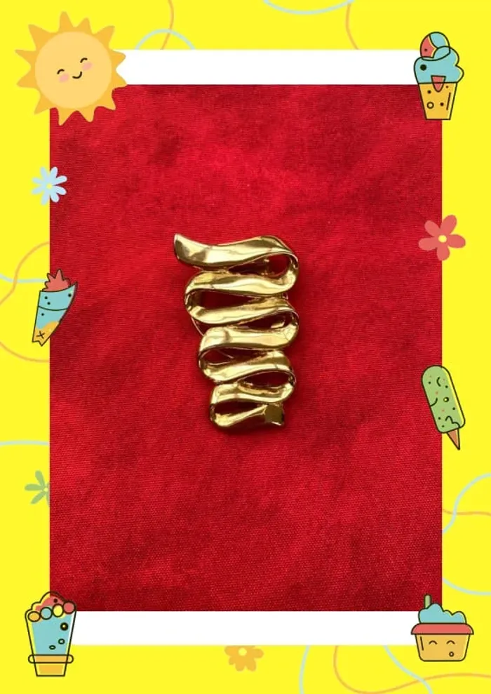 Broche dorée en serpentin