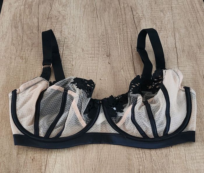 Soutiens-gorge corbeille dentelle beige et noir taille 90G Valège