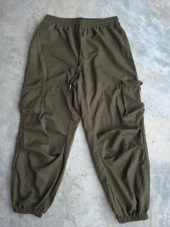 Pantalon cargo avec poches à rabat