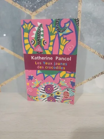 Livre poche les yeux jaunes des crocodiles Pancol