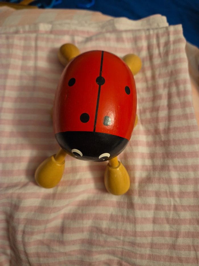 Coccinelle en bois massage de la tête - photo numéro 2