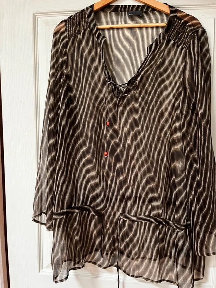 Blouse en soie dans les tons de marrons et voile , taille