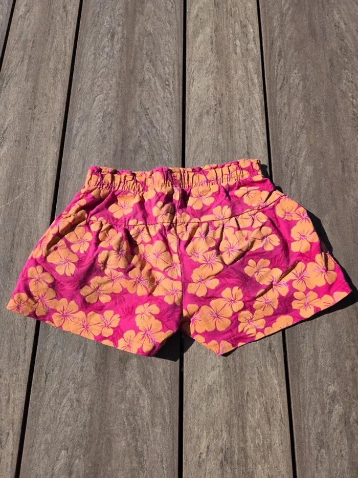 Short OVS 9/10 ans 140 cm fleurs 🌸 - photo numéro 4