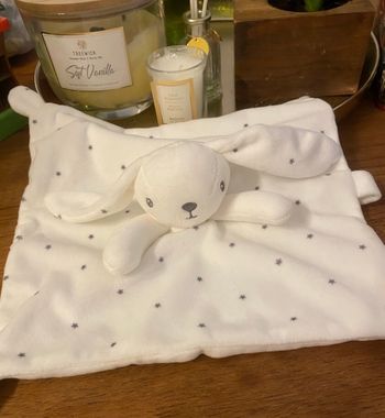 Doudou lapin kiabi blanc et petit pois