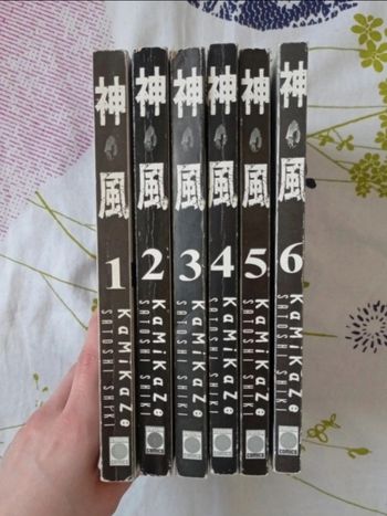 Lot de 6 mangas Kamikaze (Tomes 1 à 6) de Satoshi Shiki, destiné à un public averti.