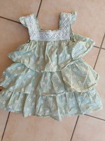 Robe à volants et broderie
