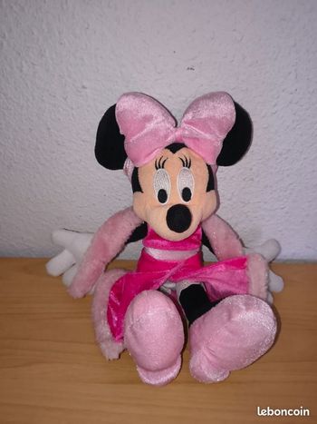 Disney peluche Minnie velours rose manteau et écharpe fourrure 30 cm env