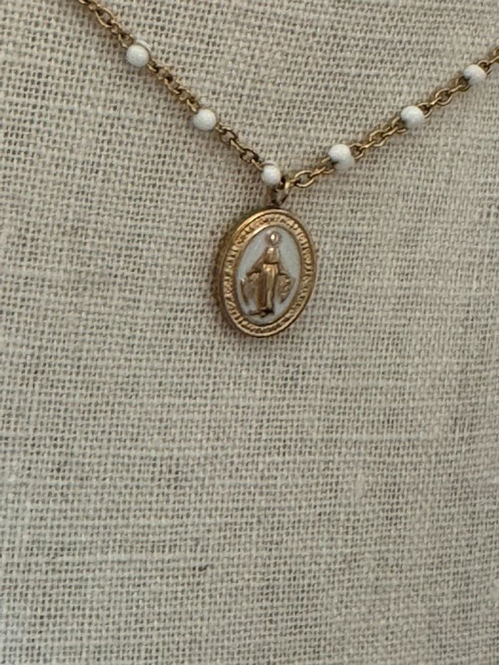 Collier réglable acier inoxydable or perles et médaille vierge résine blanche - photo numéro 2