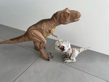 Lot de 2 dinosaures Jurassic World Figurine Piles à changer