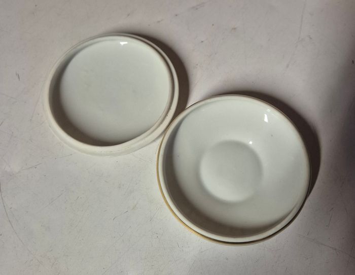 Bonbonnière / sucrier en porcelaine de limoges blanche avec dorure - photo numéro 4