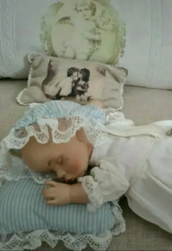 Adorable et Magnifique bébé dormeur musical en porcelaine