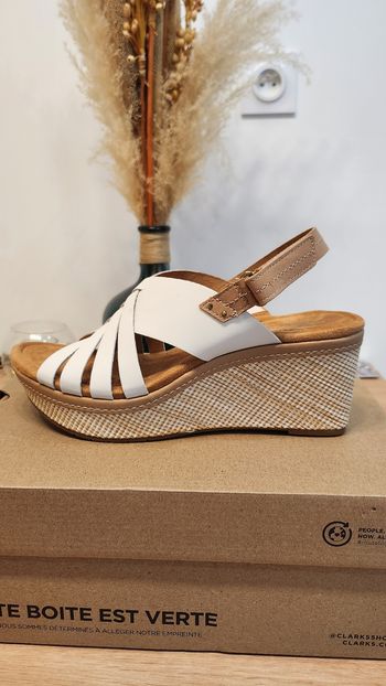 Sandales compensées Clarks – Modèle Elleri Grace