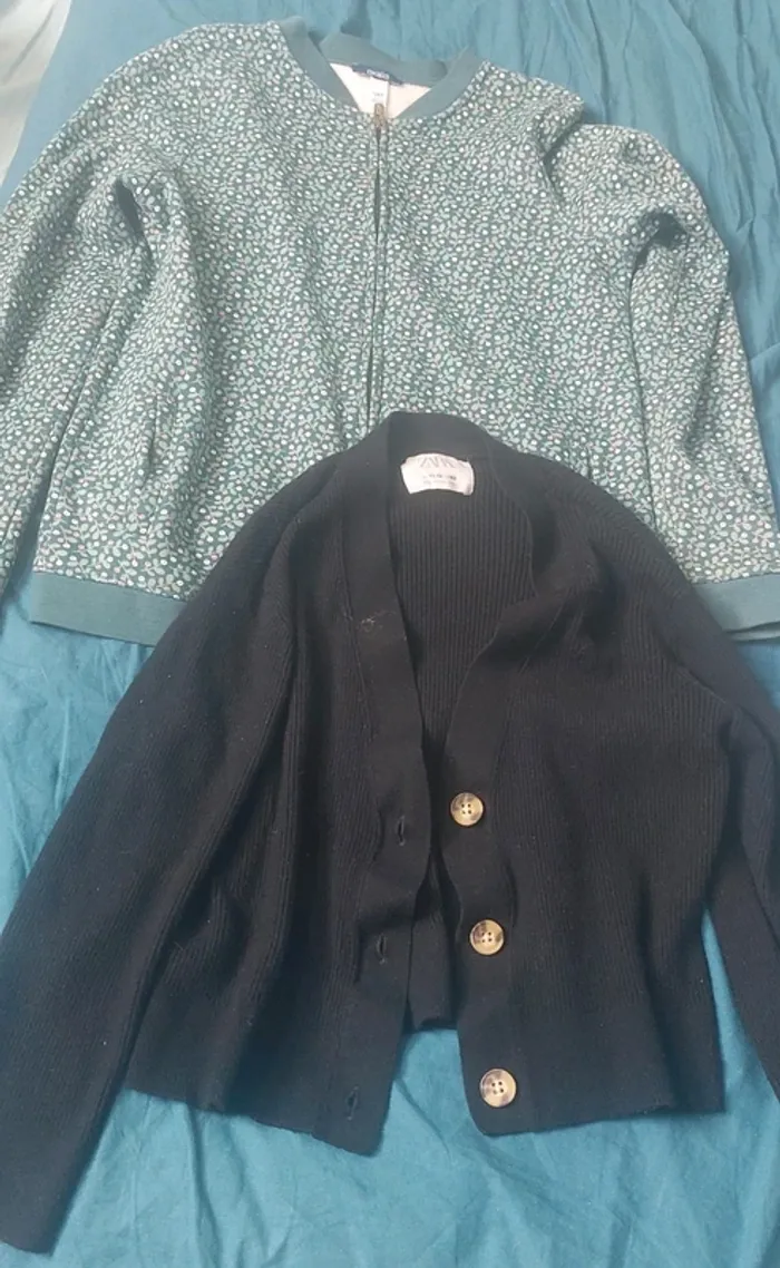 Lot de 2 gilets taille 12 ans